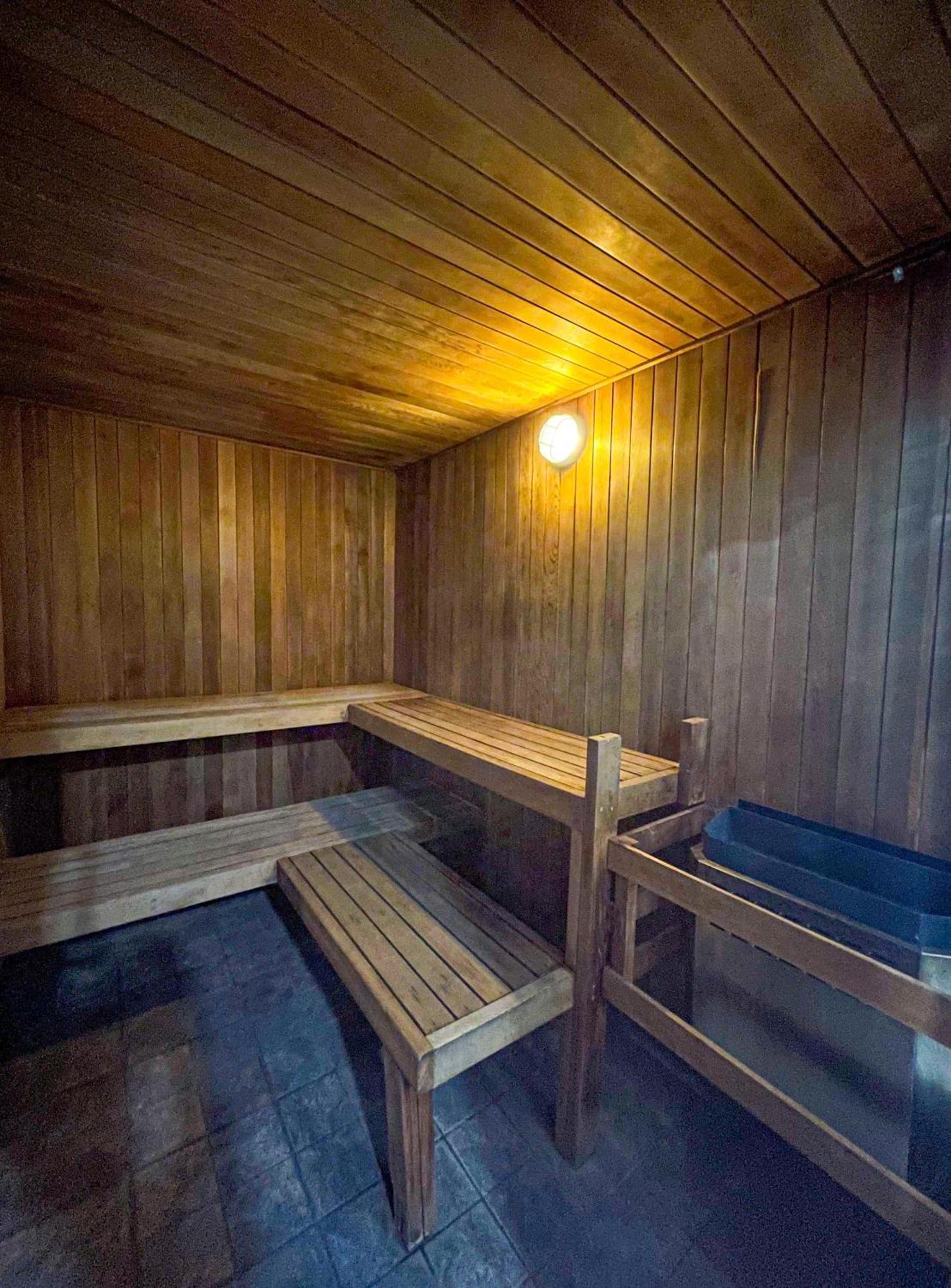 Alpenglow Lodge Family Studio With Murphy Bed By Mva ウィスラー エクステリア 写真