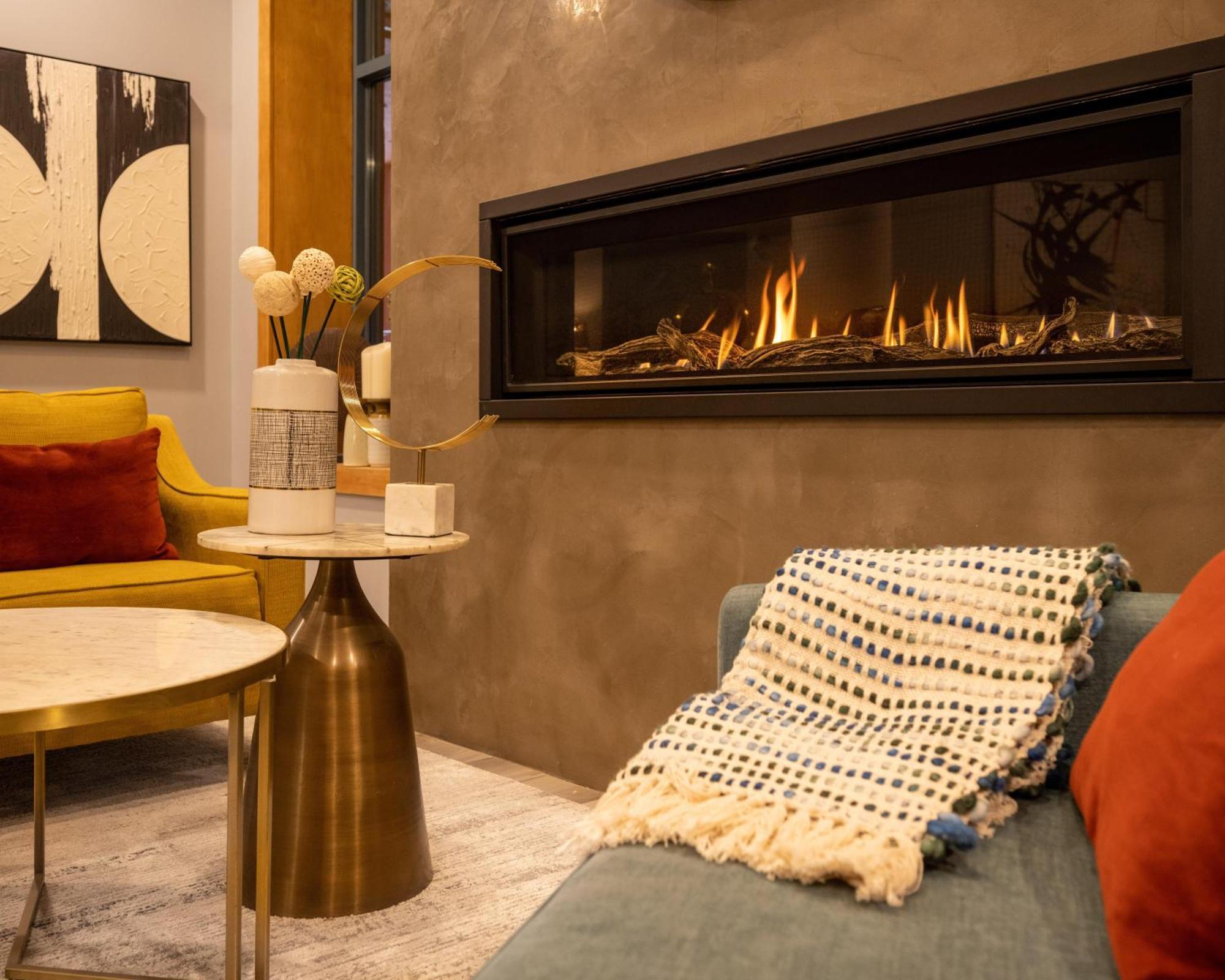 Alpenglow Lodge Family Studio With Murphy Bed By Mva ウィスラー エクステリア 写真