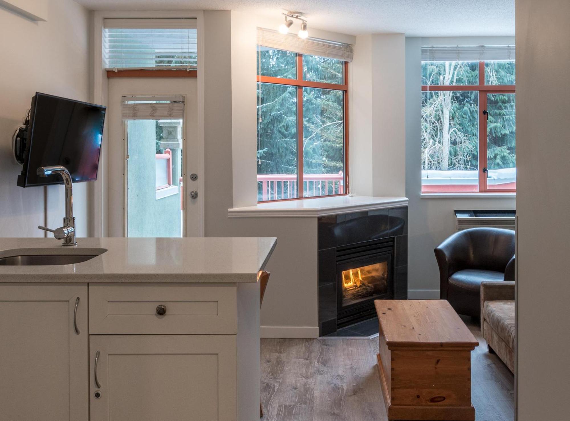 Alpenglow Lodge Family Studio With Murphy Bed By Mva ウィスラー エクステリア 写真