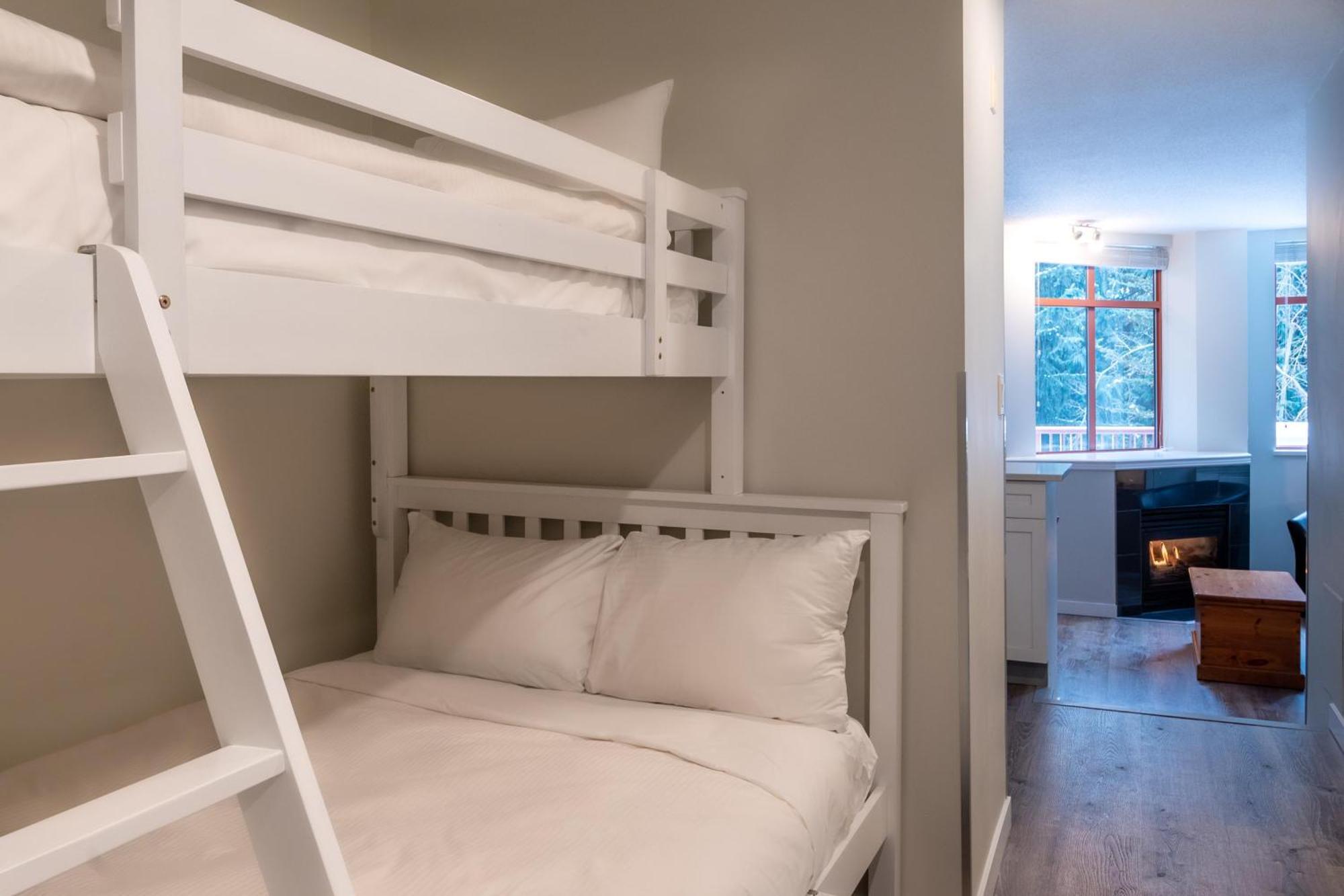 Alpenglow Lodge Family Studio With Murphy Bed By Mva ウィスラー エクステリア 写真