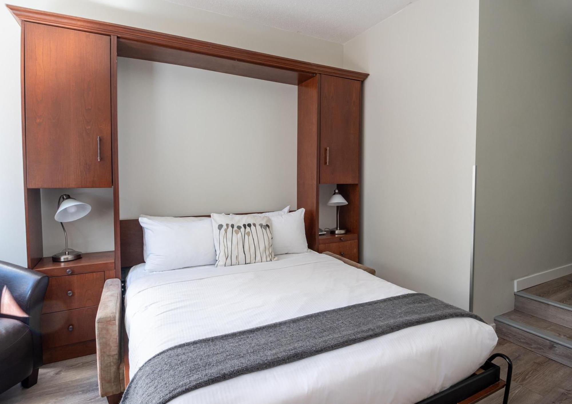 Alpenglow Lodge Family Studio With Murphy Bed By Mva ウィスラー エクステリア 写真