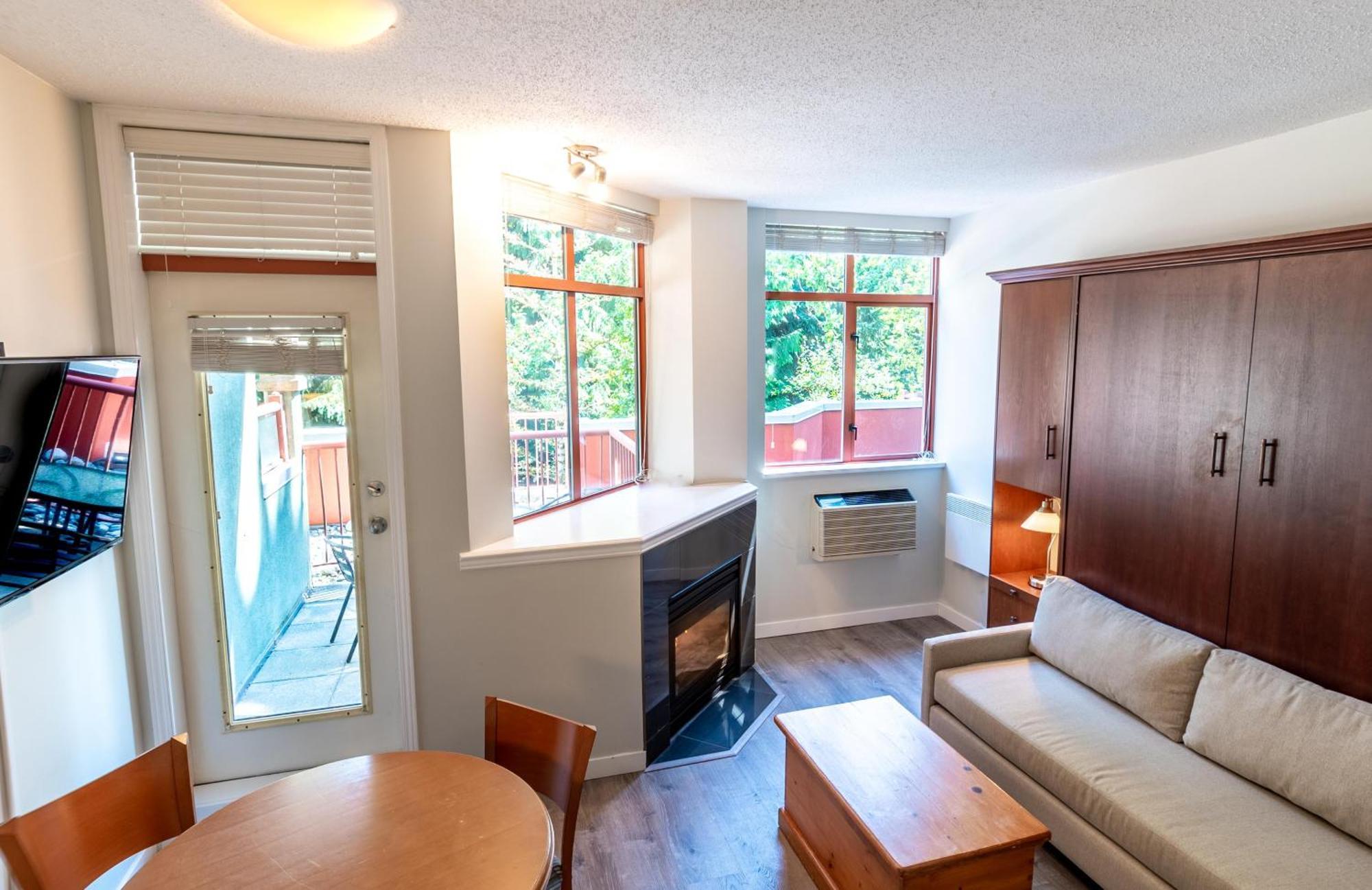 Alpenglow Lodge Family Studio With Murphy Bed By Mva ウィスラー エクステリア 写真
